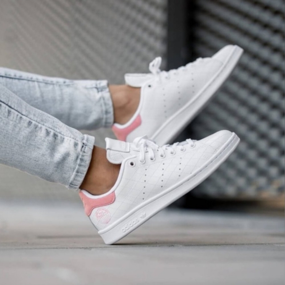 ADIDAS WOMEN'S STAN SMITH QUILTED WHITE LEATHER SNEAKERS W/ PINK SUEDE STITCHING